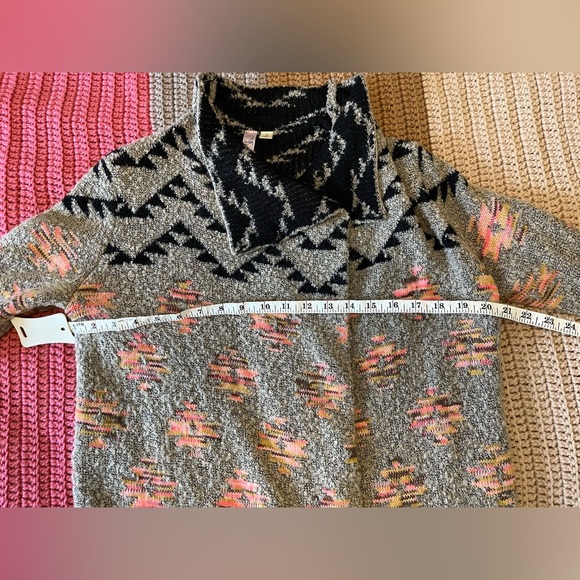 Alya from Francesca’s Western Motif Open Front Cardigan - Picture 4 of 10